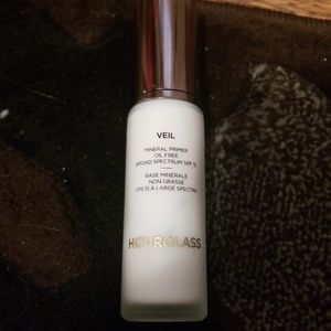 Hourglass mineral veil primer